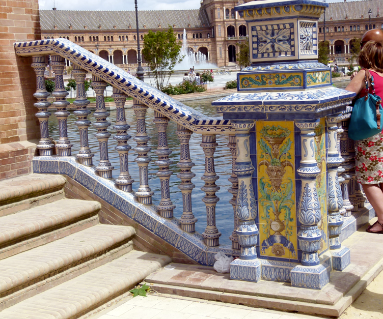 Trappenhuis en balustrade met sierlijk blauw en geel tegelwerk op Plaza de España in Sevilla.