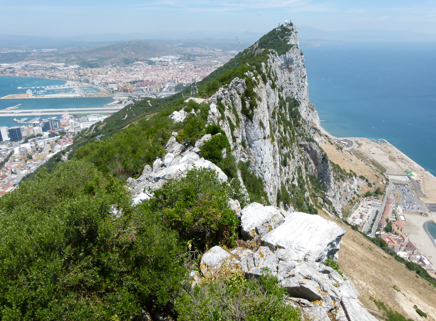 Rots van Gibraltar, weelderige vegetatie, steile klif, uitzicht op de stad en het water.