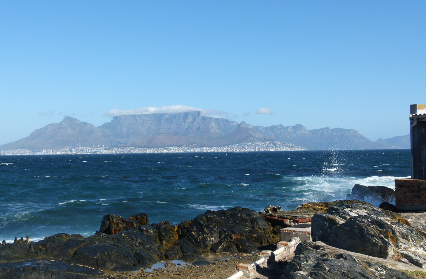 Uitzicht vanaf Robbeneiland op de Tafelberg bij Kaapstad, Zuid-Afrika.