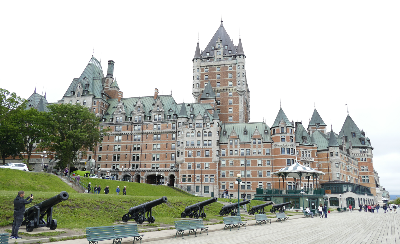 Château Frontenac in Quebec City, Canada, een groots hotel met een opvallende toren en groene daken.