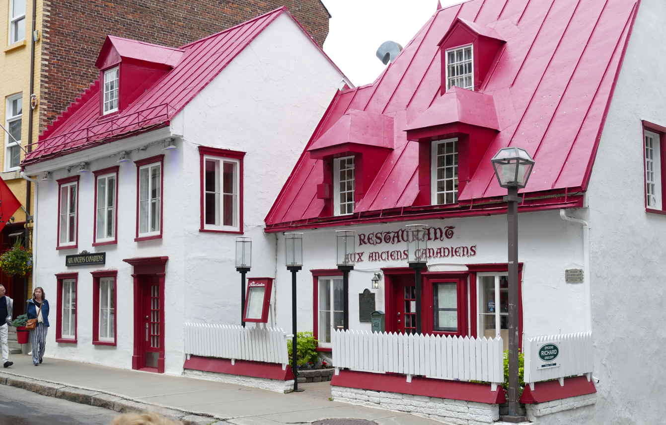 Witte gebouwen met felrode daken en kozijnen in Quebec City.