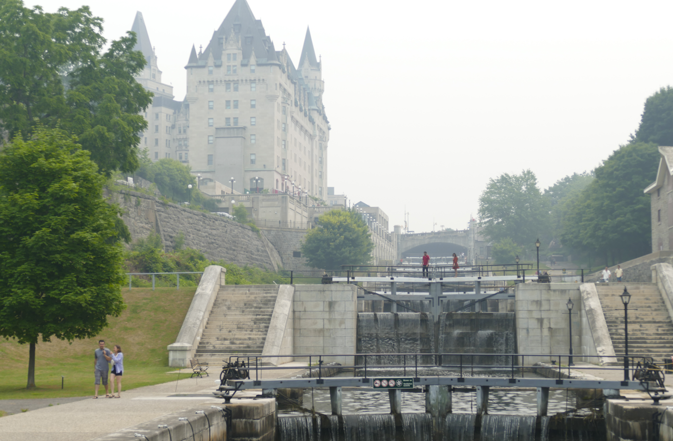 De sluizen van het Rideau-kanaal met Parliament Hill op de achtergrond op een mistige dag.