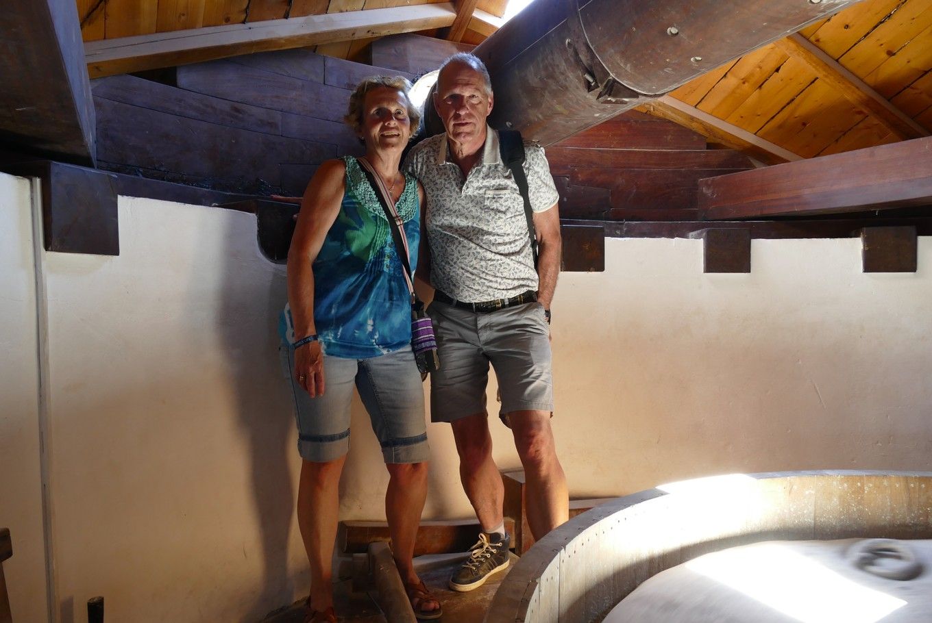 Twee personen staan ​​in het interieur van een toren; een vrouw in een blauwe top, een man in een wit shirt, beiden in een korte broek.