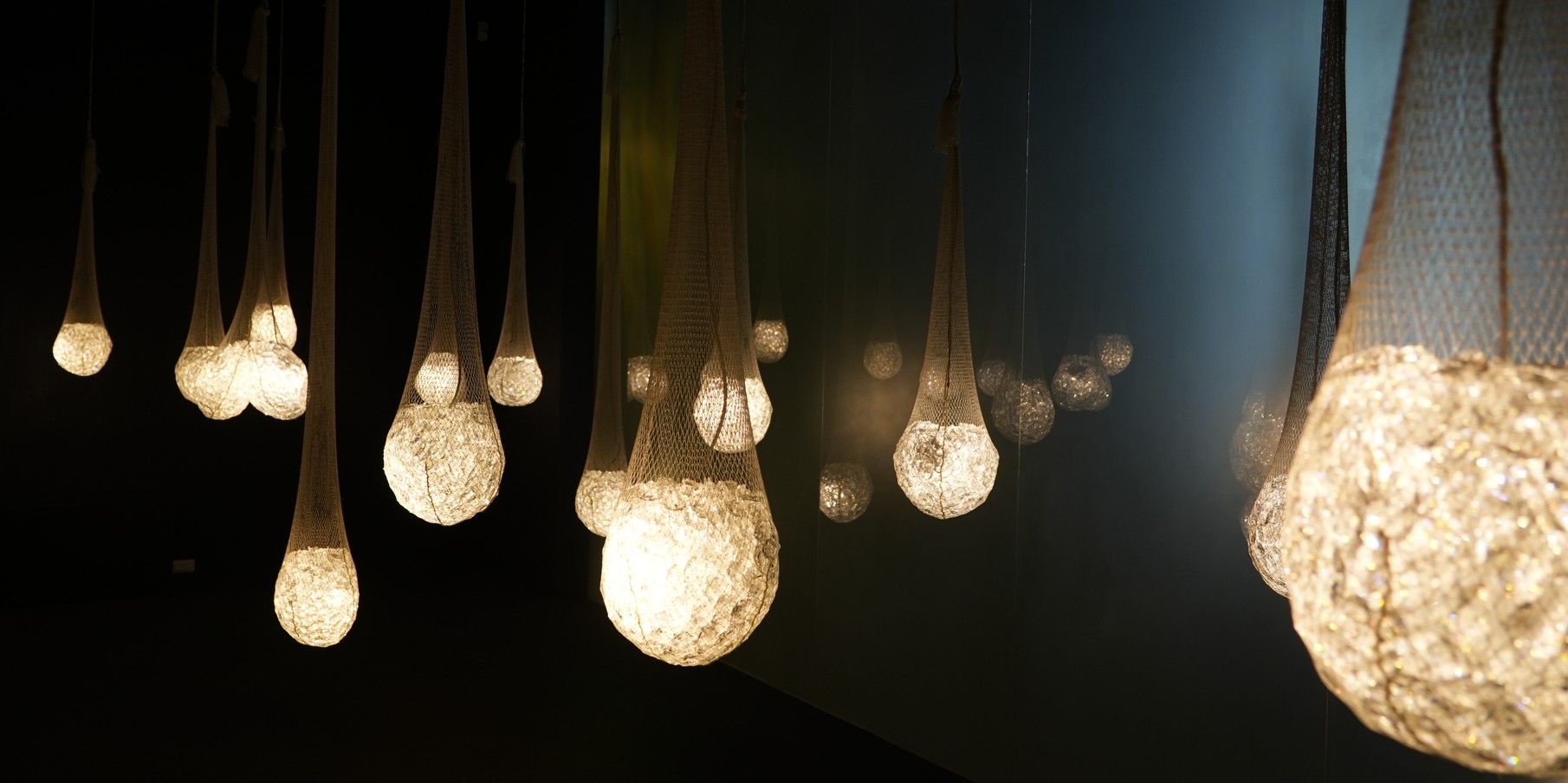 Warme hanglampen geven een sfeervol licht in een donkere kamer.