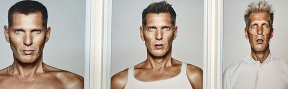 Drie portretten van een man met een gebruinde huid voor een witte achtergrond. Erwin Olaf draagt ​​een wit hemd.