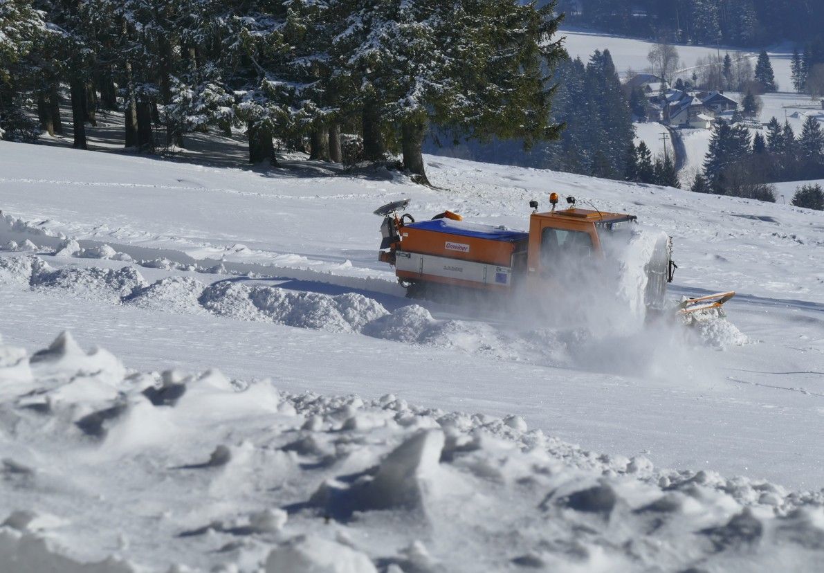 Breitnau - Een sneeuwploeg ruimt een besneeuwde weg vrij.