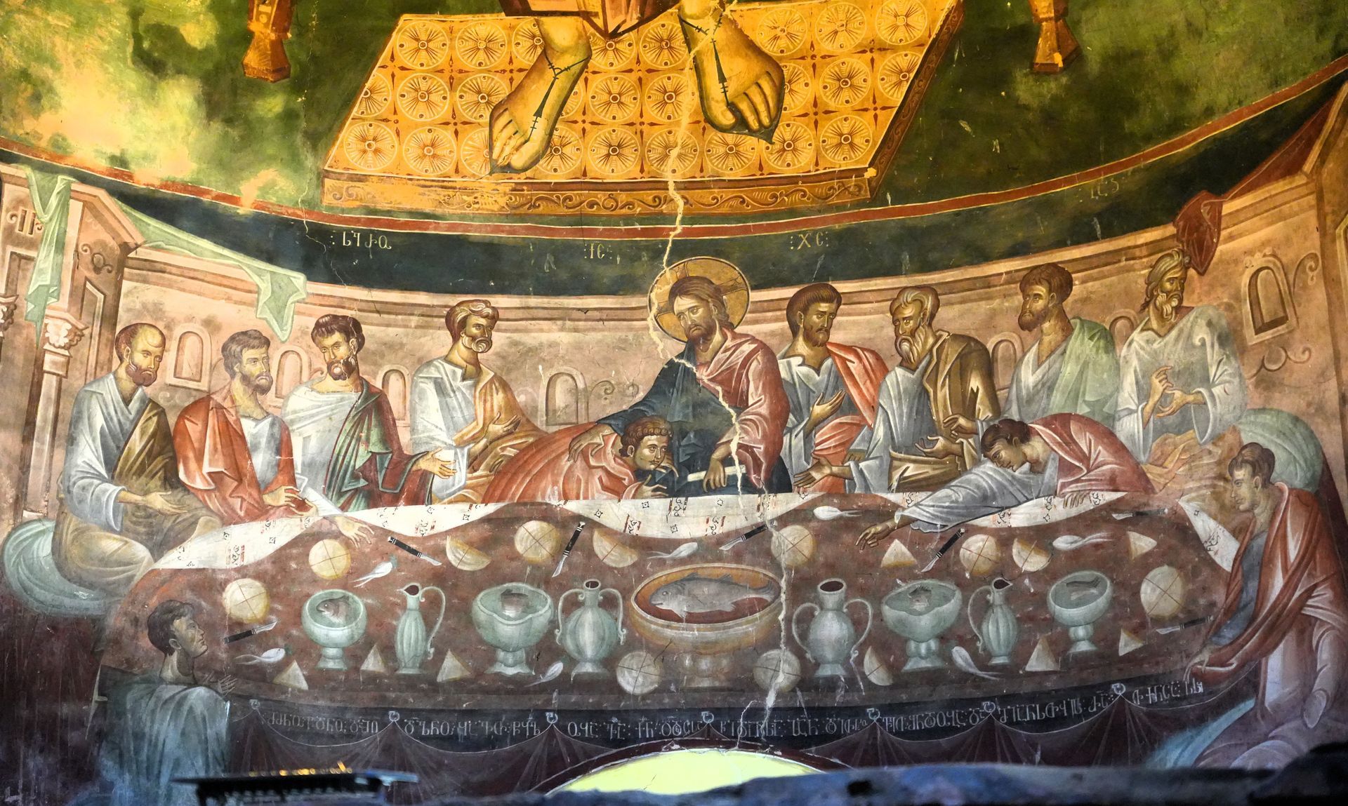 Byzantijnse muurschildering van het Laatste Avondmaal met Jezus en zijn discipelen rond een lange tafel.