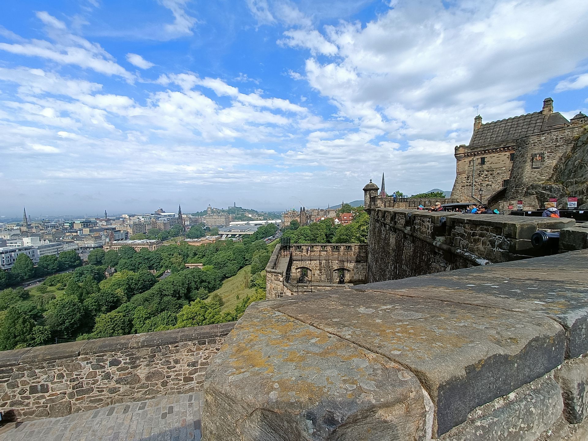 Uitzicht op de stad Edinburgh vanaf de kasteelmuren, blauwe lucht met wolken.