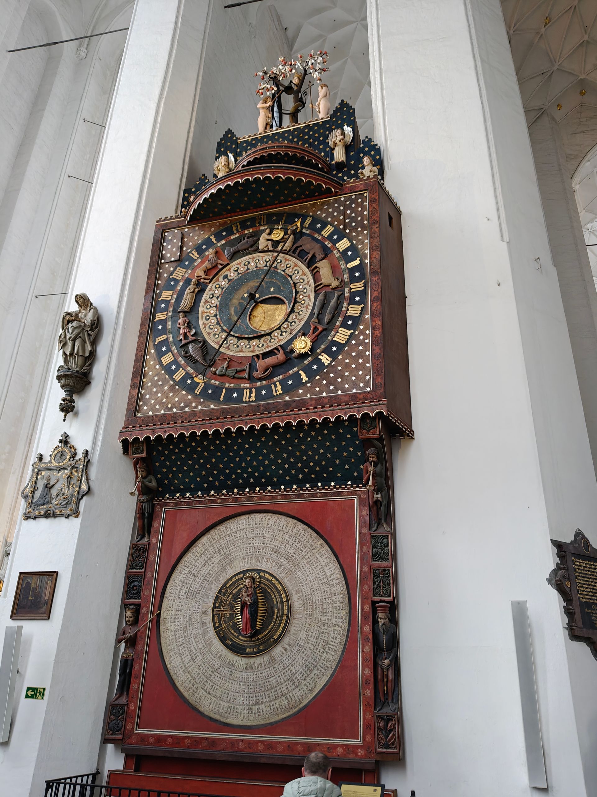 Gdansk - Een grote, sierlijke astronomische klok in de kathedraal van Gdansk.