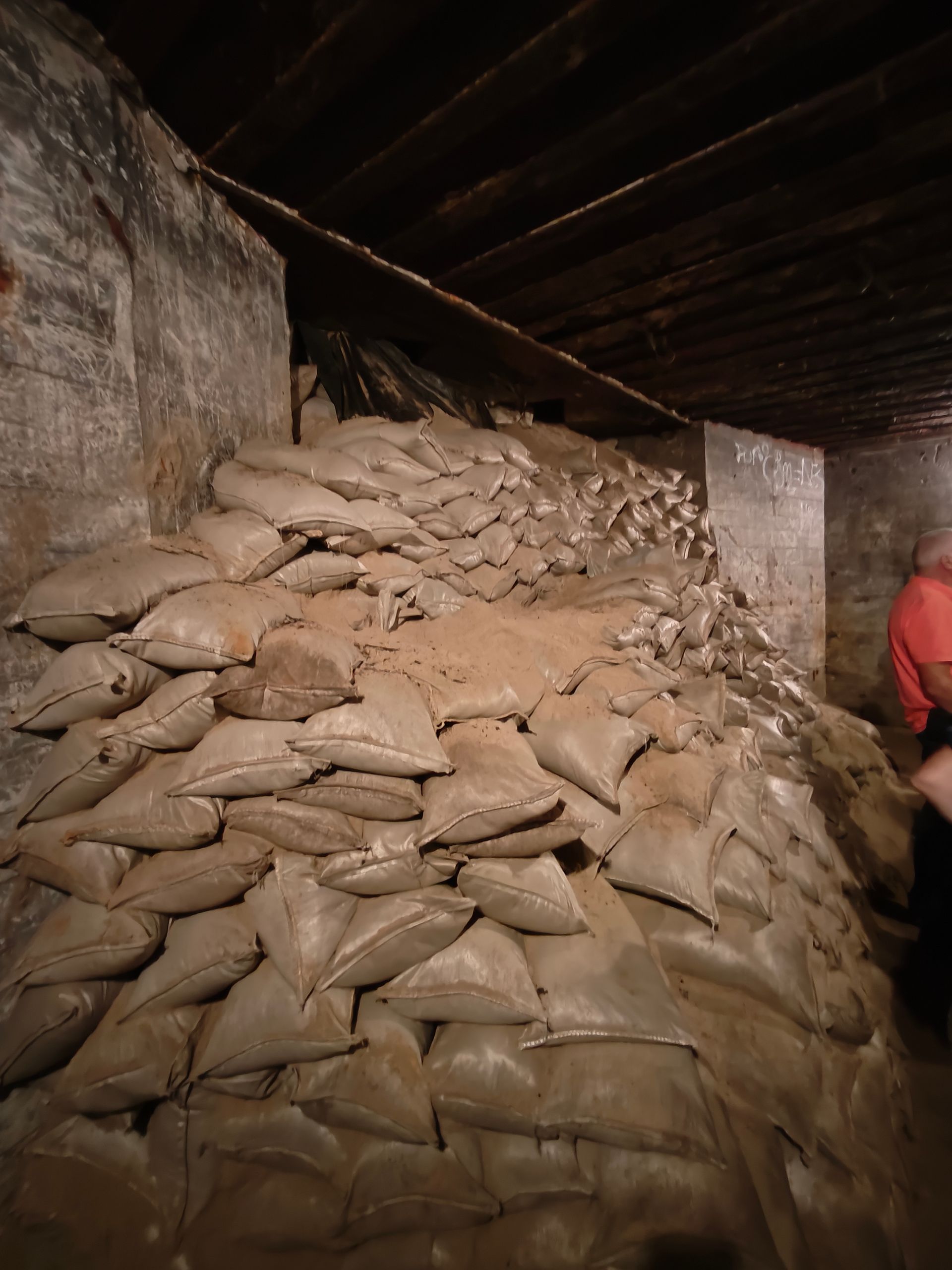 Stapels zandzakken opgestapeld in een atlantikwall artillerie bunker