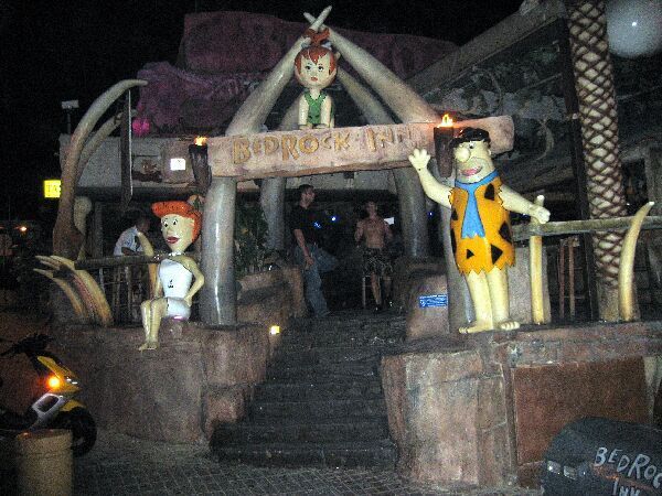 's Nachts een ingang in de stijl van de tekenfilmserie The Flintstones in Cyprus