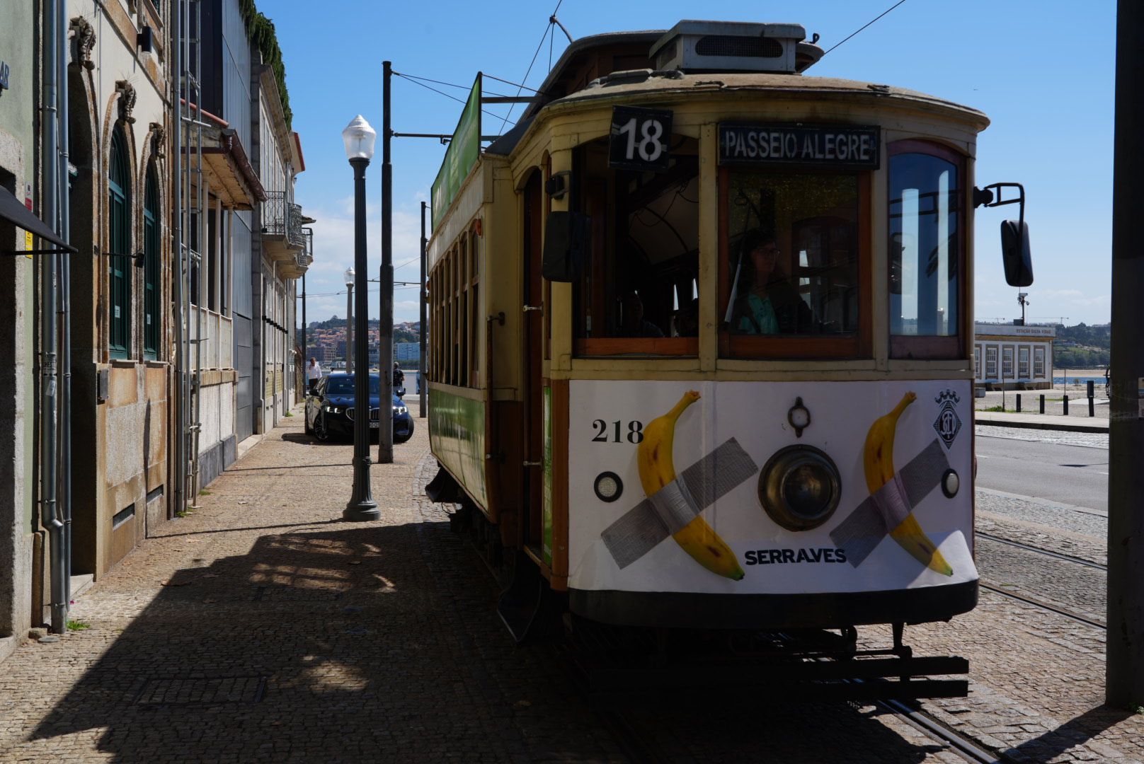 Een vintage gele tram met 