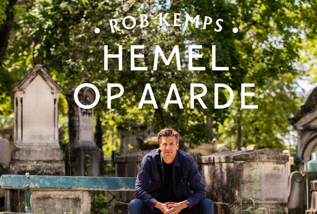 Rob Kemps zittend op een begraafplaats, titel 