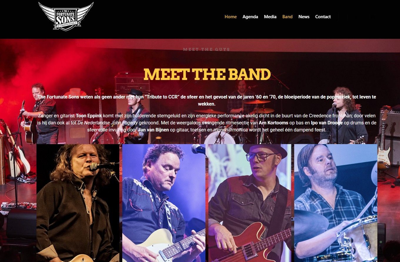 Band treedt op het podium op met de tekst
