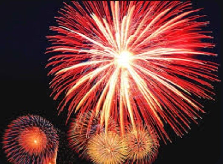 Rood, wit en geel vuurwerk spatte uiteen tegen een donkere nachtelijke hemel en zorgde voor een levendig feest.