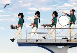 Een fanfare op een podium. Ze dragen groene uniformen, zwarte hoeden en marcheren de blauwe lucht in.