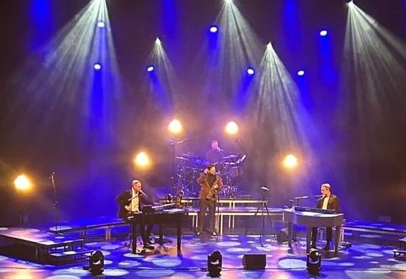 Podium met de pianobazen