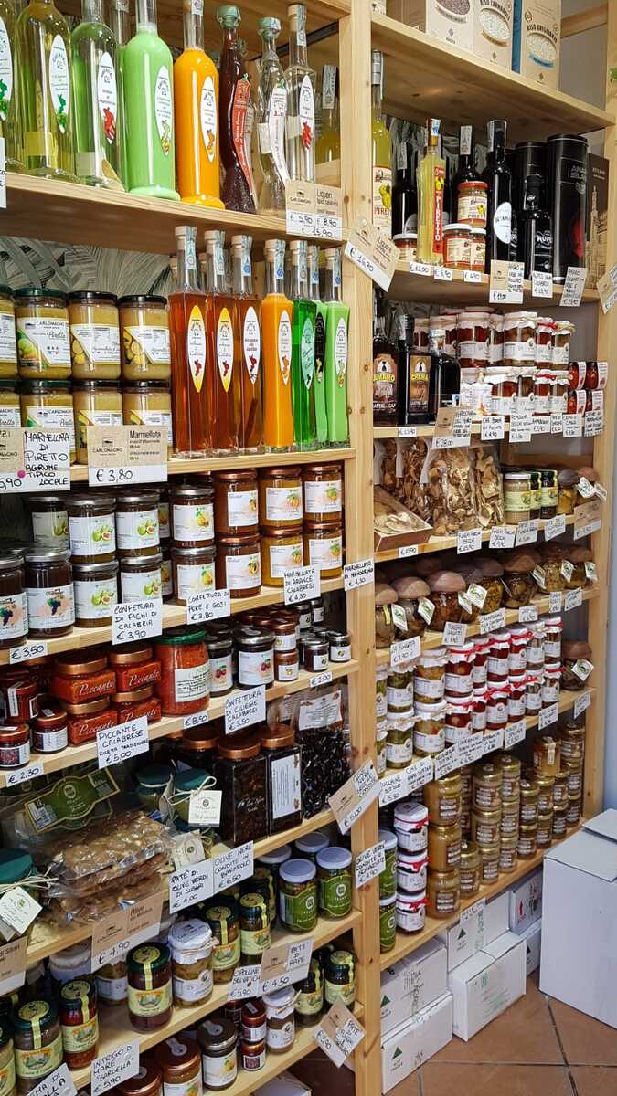 Kleine Spezialitätenläden findet ihr in Civita überall