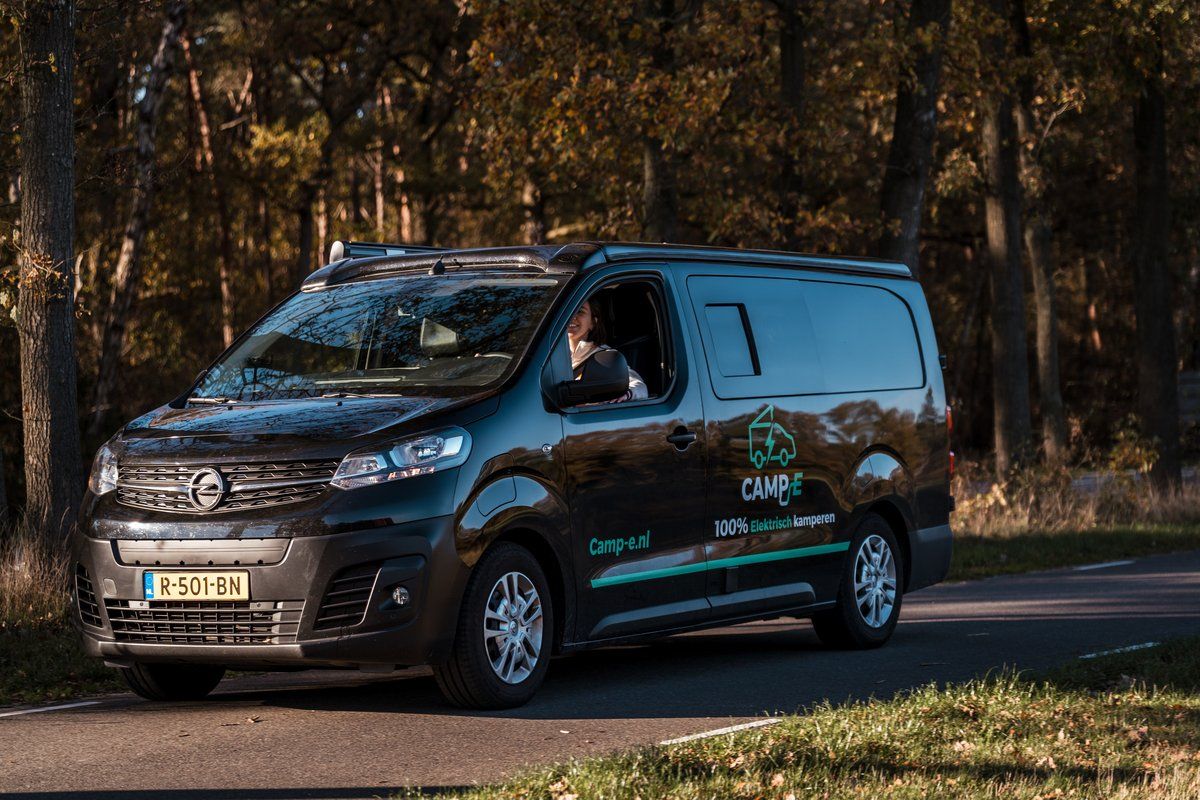 Elektrische camper in natuur