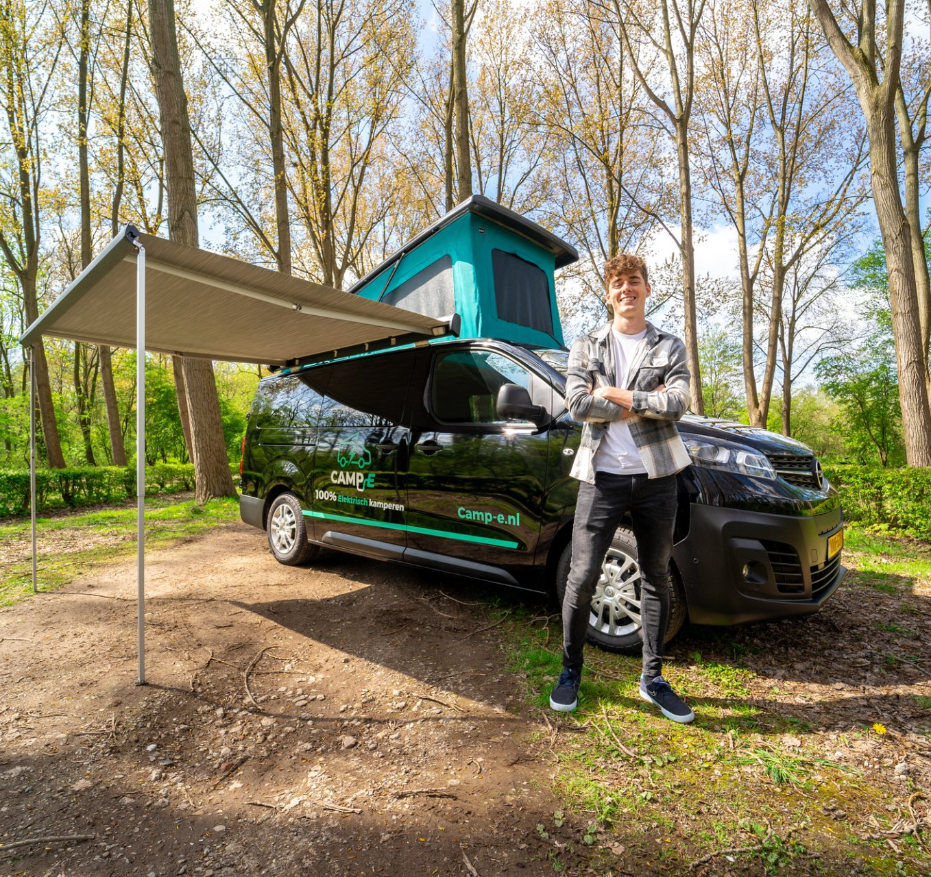 Jongen voor elektrische camper