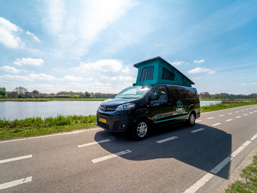 Elektrische camper in natuur