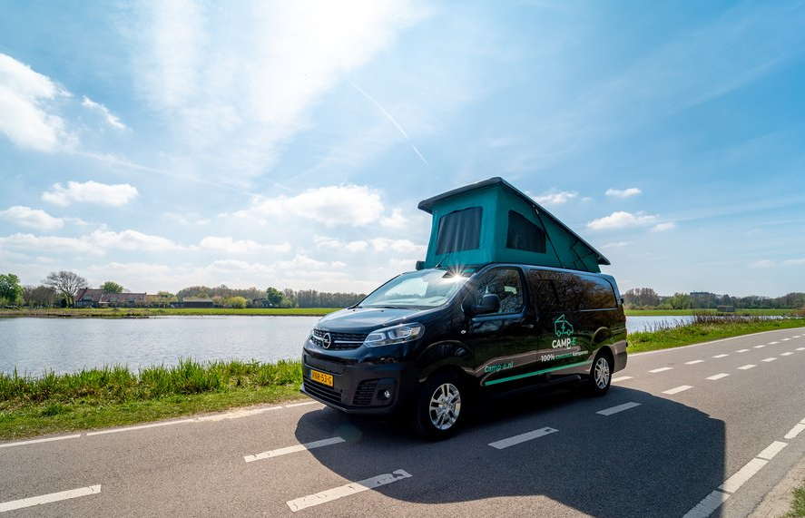 Elektrische camper in natuur