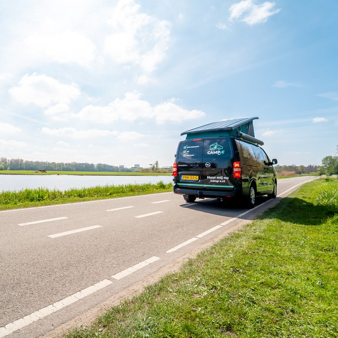 Aftand foto achterkant elektrische camper