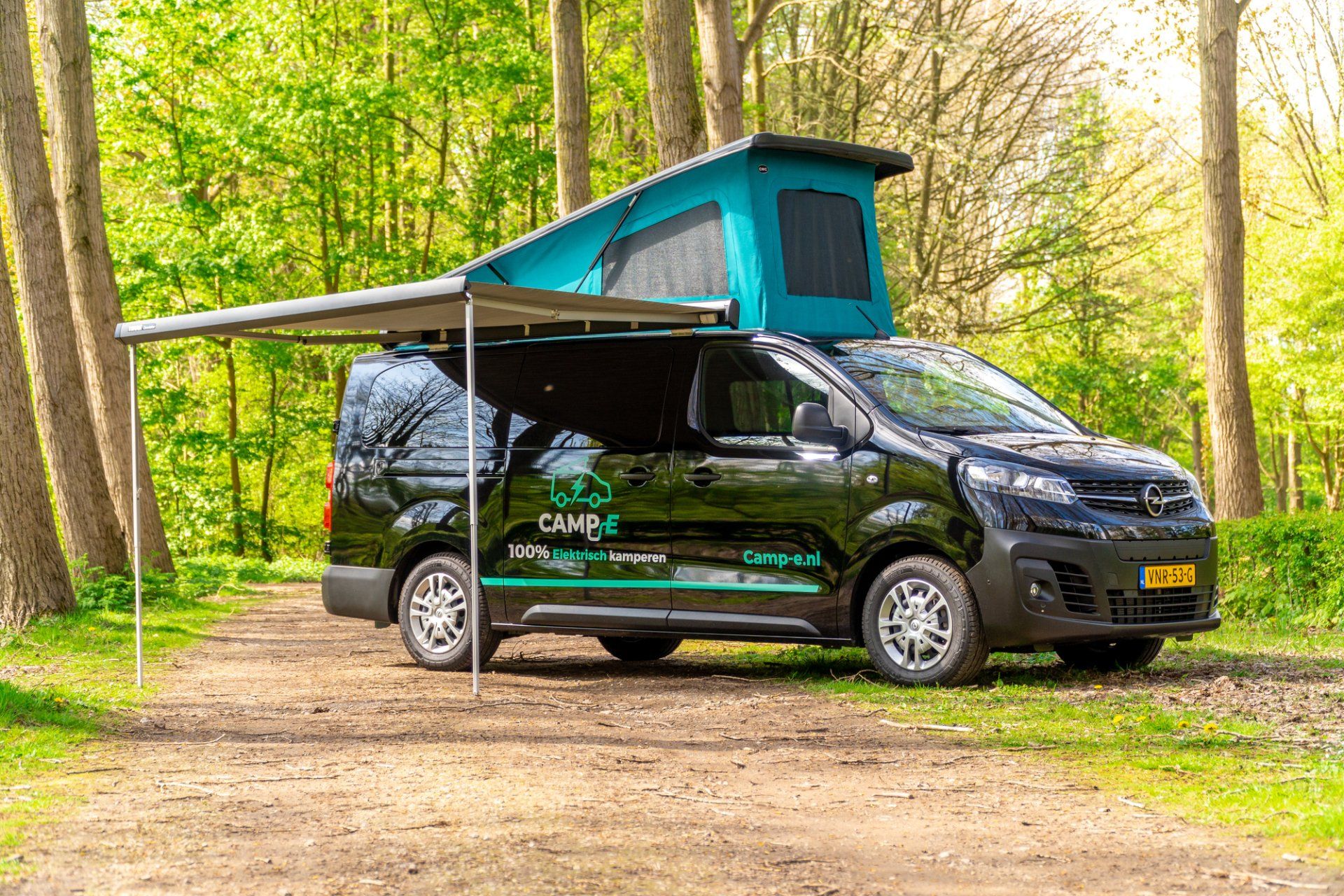 elektrische camper in de natuur