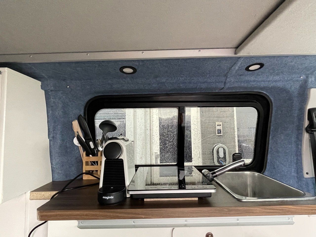 keuken met inductiekookplaat en wasbak