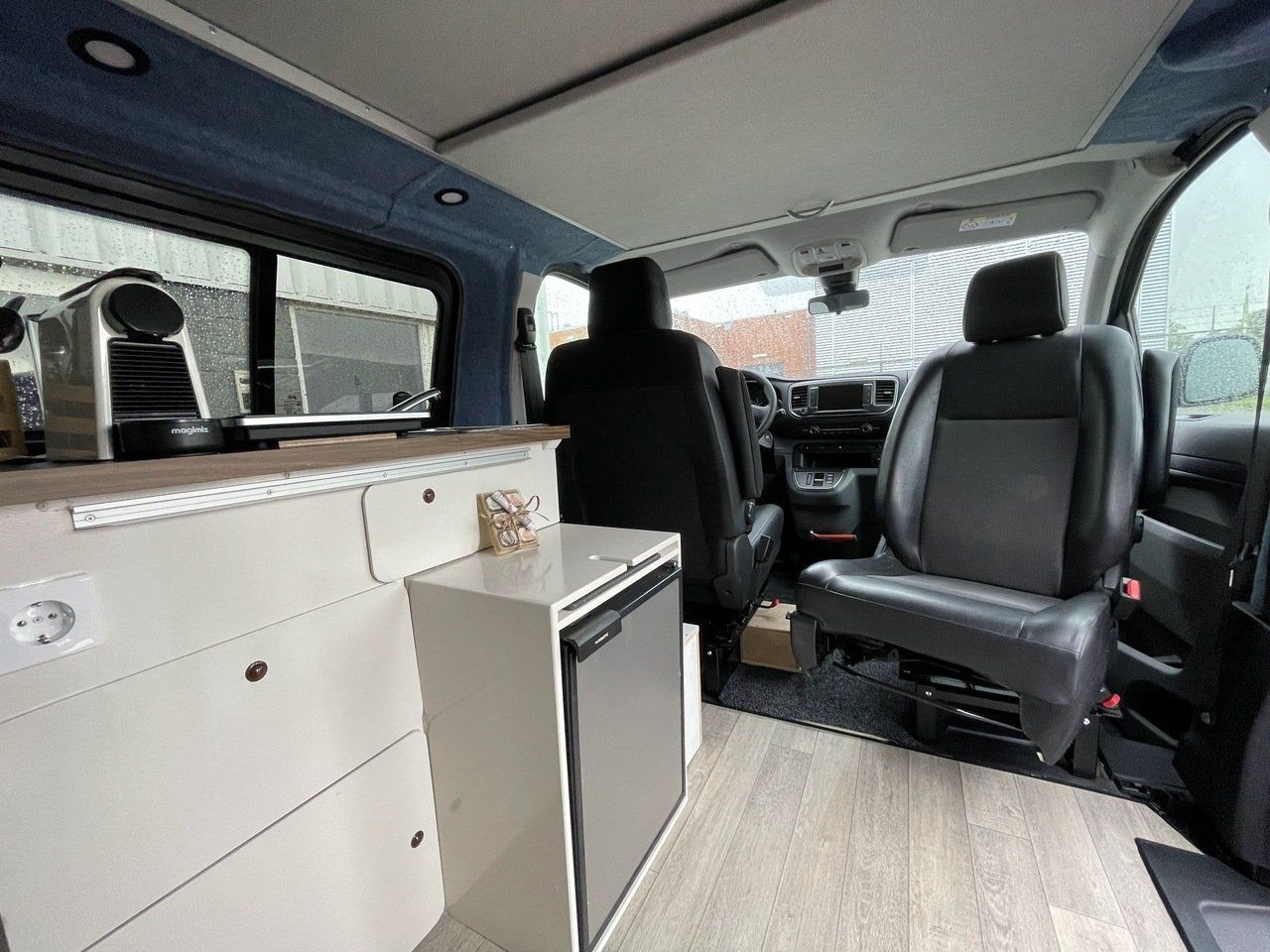 keuken met draaistoel camper