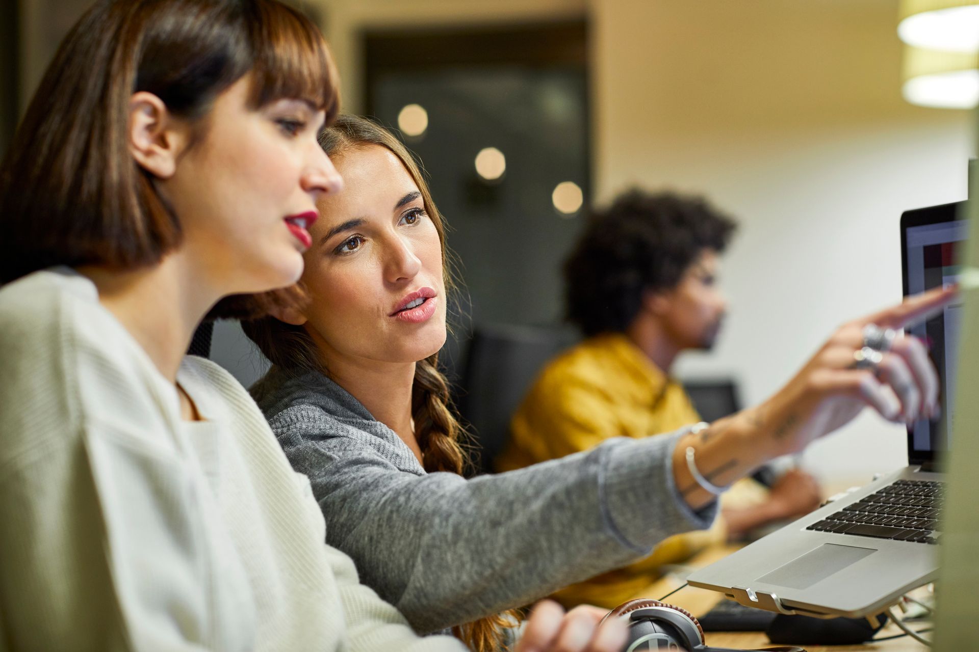 Due donne guardano insieme un computer portatile.