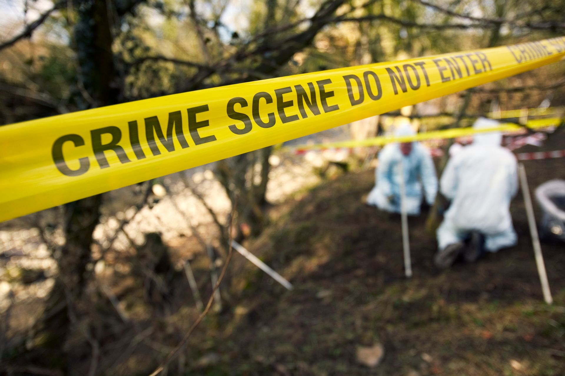 scena del crimine delimitata da nastro giallo