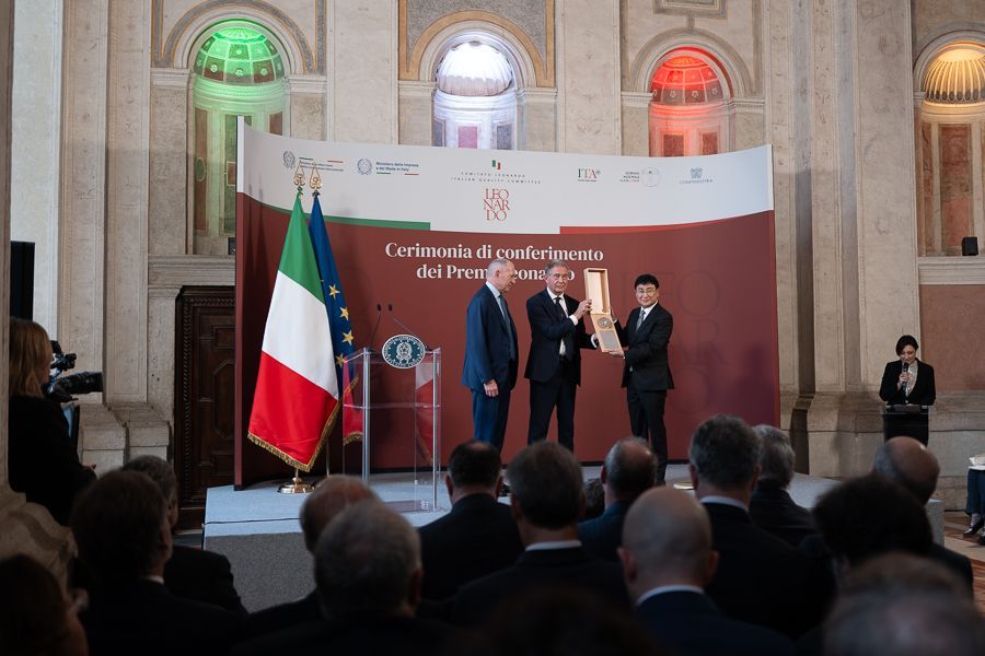 Dr. Han receiving the 2025 Leonardo International Award