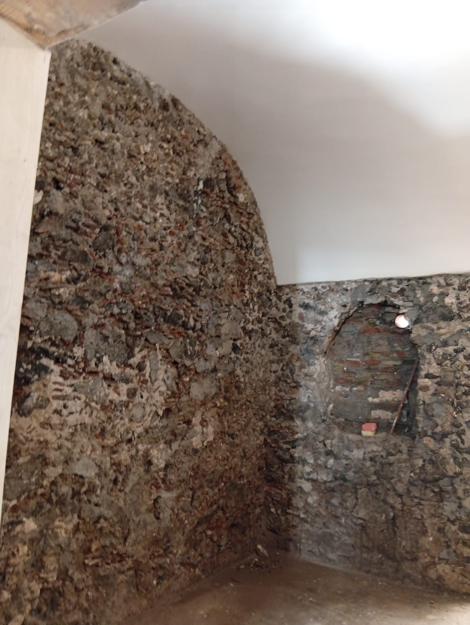 Interno con pareti in pietra, soffitto a volta e piccole aperture finestrate.