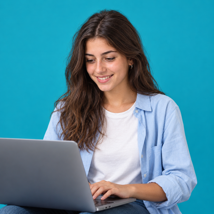 Donna sorridente che usa un laptop su uno sfondo azzurro brillante