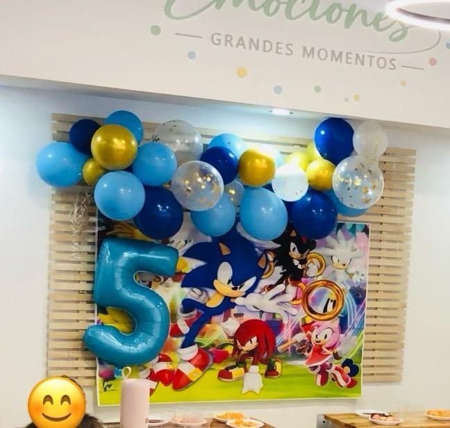 Fondo de cumpleaños con temática de Sonic con globos azules y dorados y un gran globo azul con el número 5.