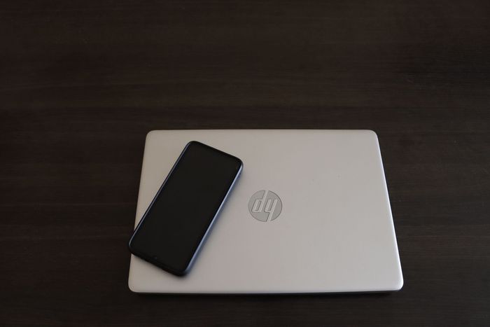 Laptop en mobiele telefoon
