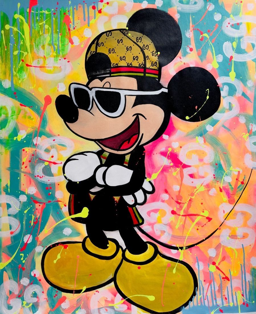 Mickey Mouse in streetwear; zonnebril, pet achterstevoren, armen over elkaar. Graffiti-achtergrond met kleurrijke verfspatten.