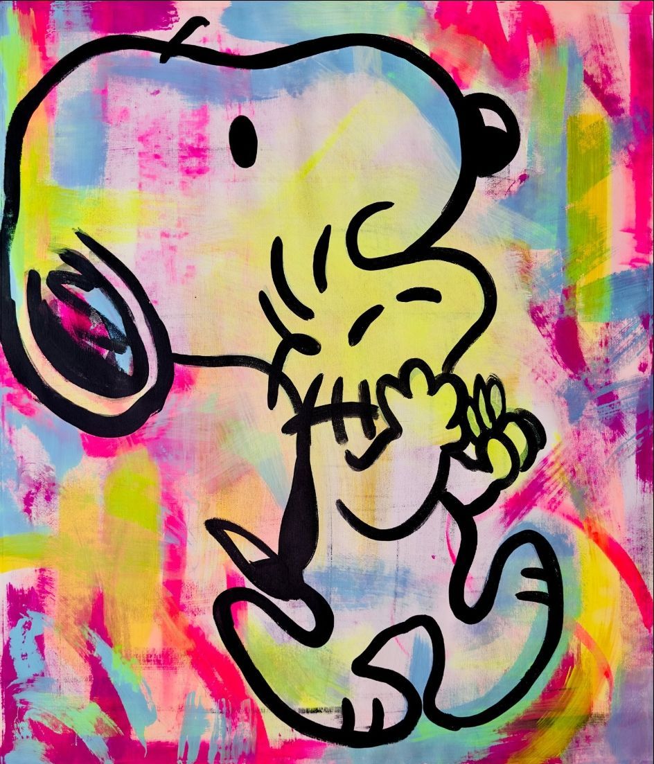 Snoopy, omlijnd in zwart, met gesloten ogen, omringd door kleurrijke abstracte verfstreken.