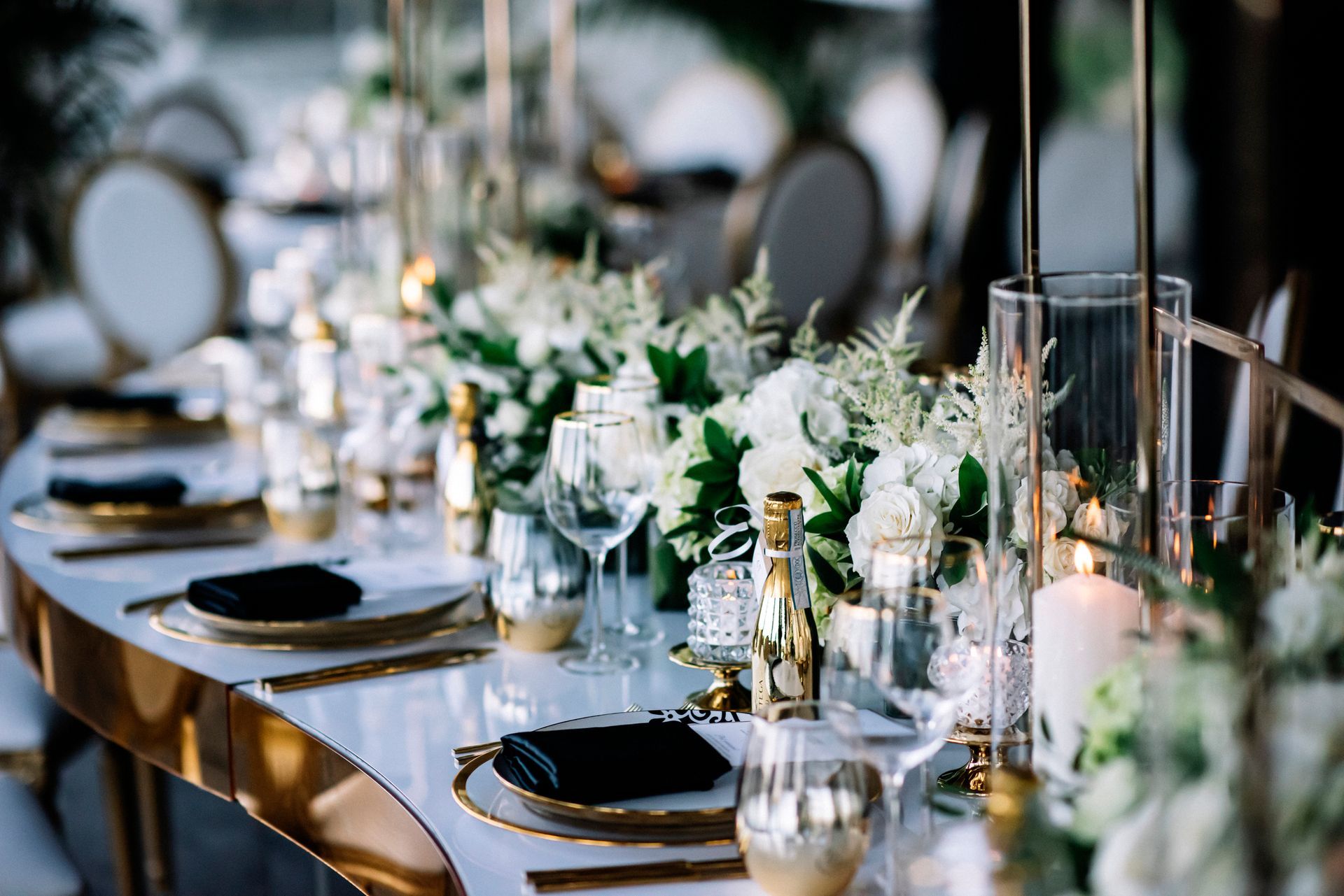 Picture of a table decorated. Marians Catering offers wedding catering services.