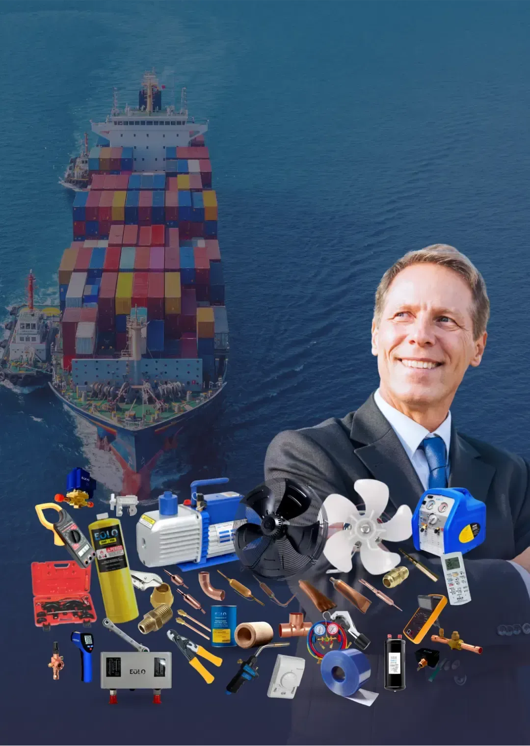 Um homem de terno e gravata está parado em frente a um grande navio no oceano.