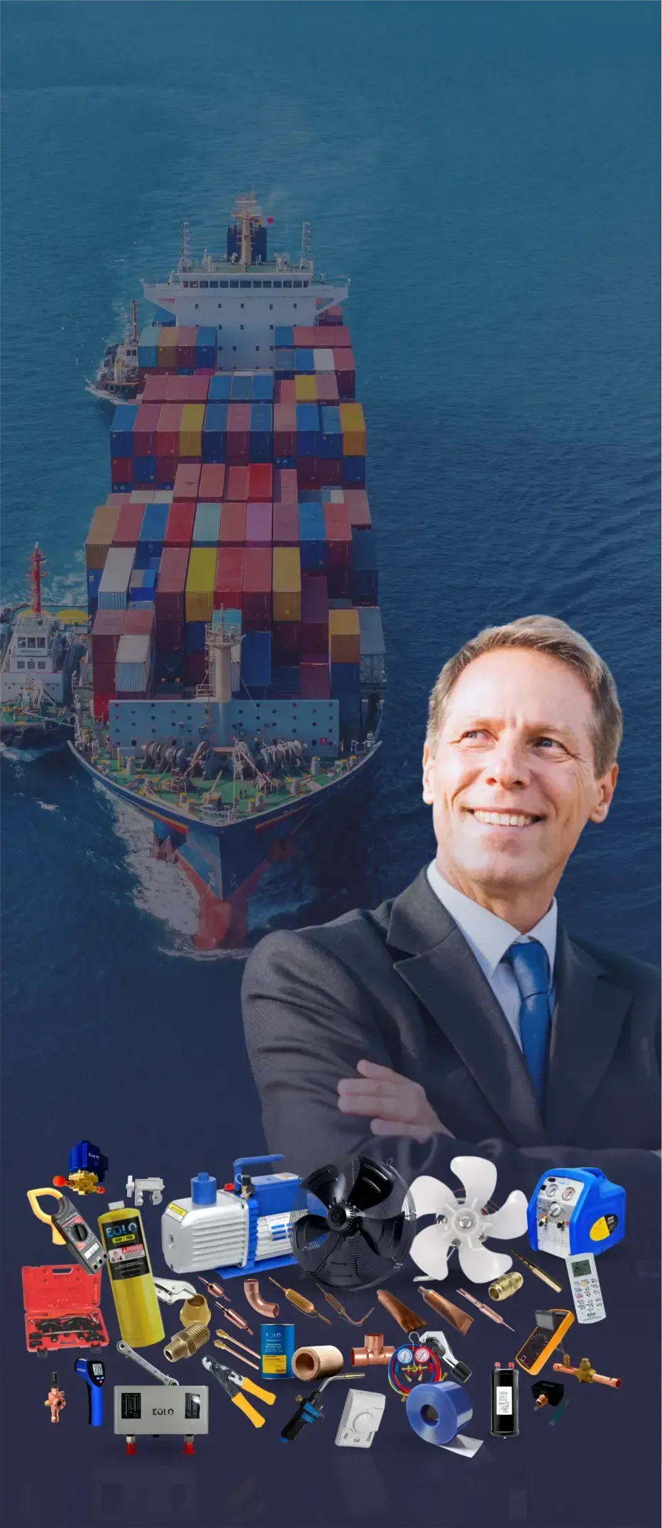 Um homem de terno e gravata está parado em frente a um grande navio porta-contêineres no oceano.