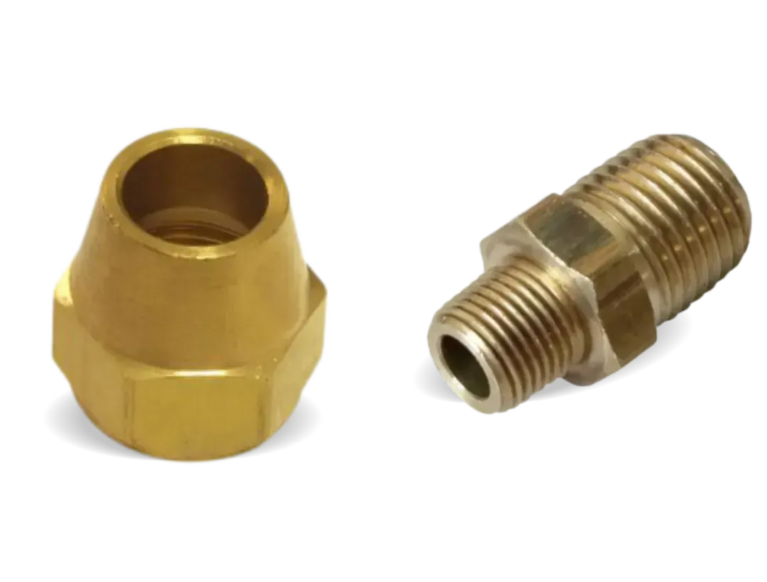 Dois acessórios de latão são mostrados em um fundo branco
