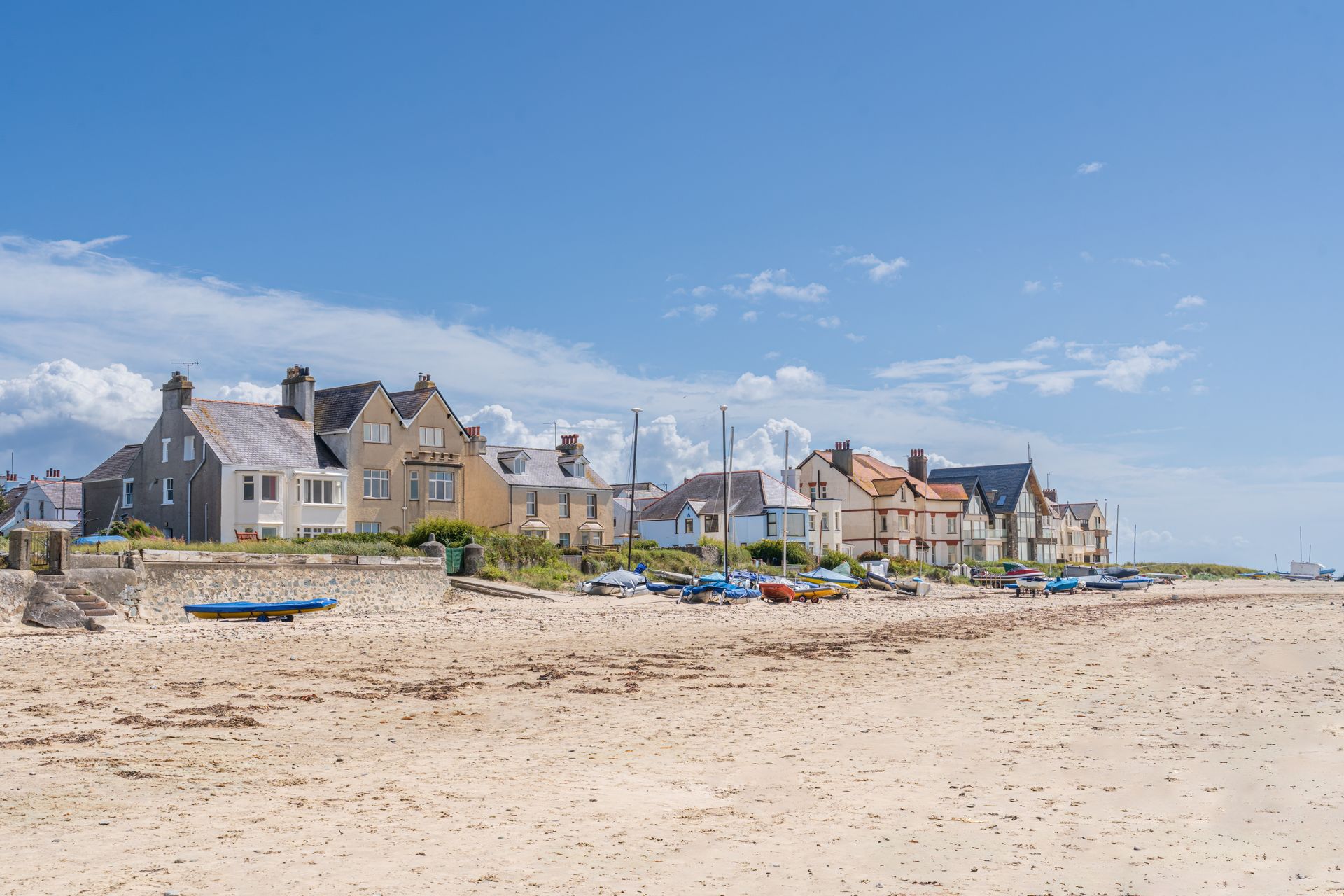 BEACH ON ANGLESEY WITH PRETTY HOUSES IN BACKGROUND