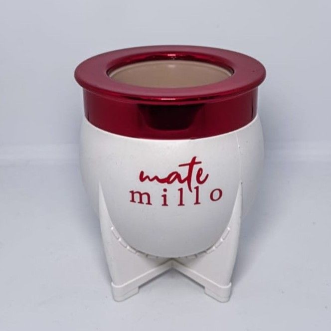 Envase de mate Milo rojo y blanco sobre un pequeño soporte blanco sobre un fondo liso.