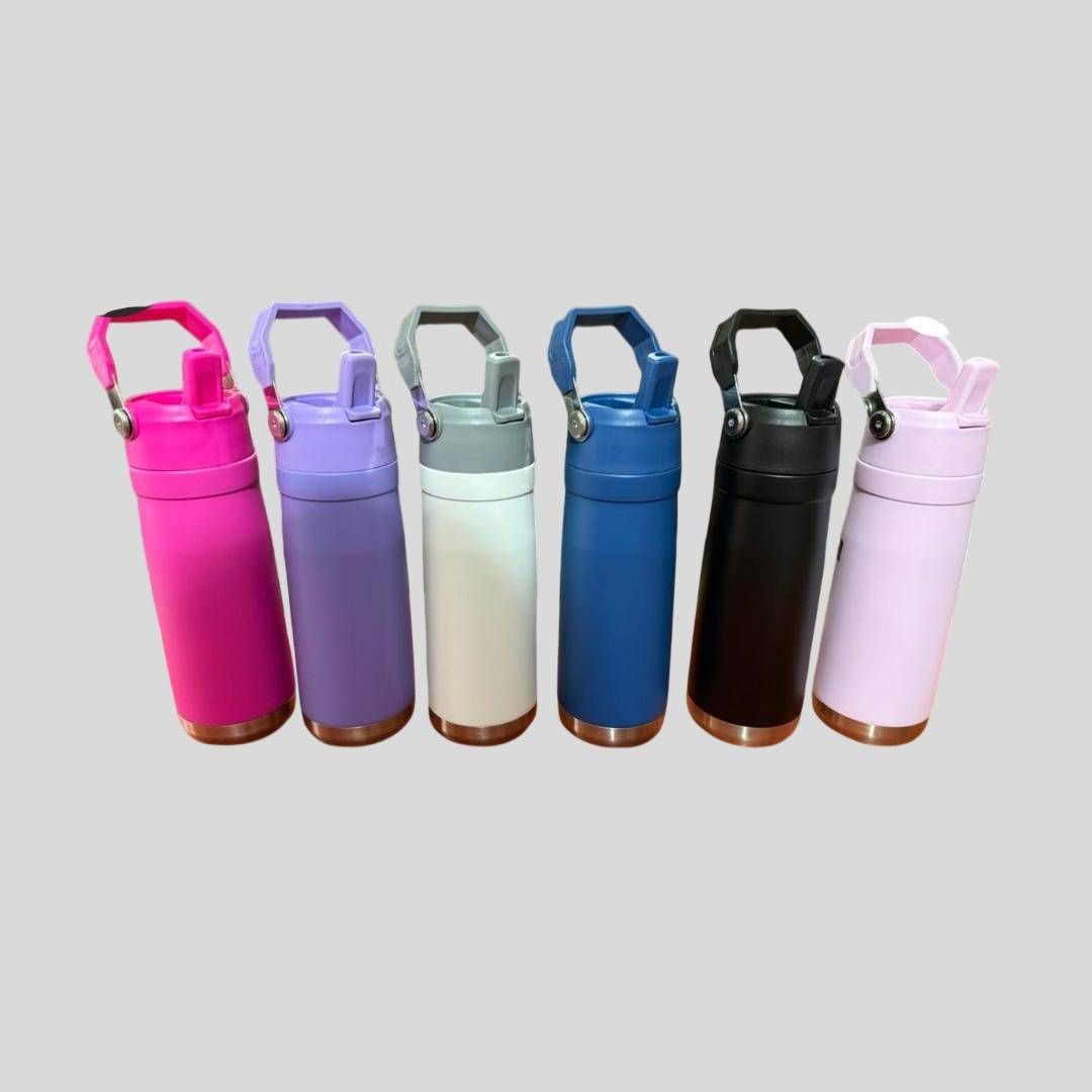 Seis coloridas botellas de agua isotérmicas alineadas sobre un fondo gris liso.