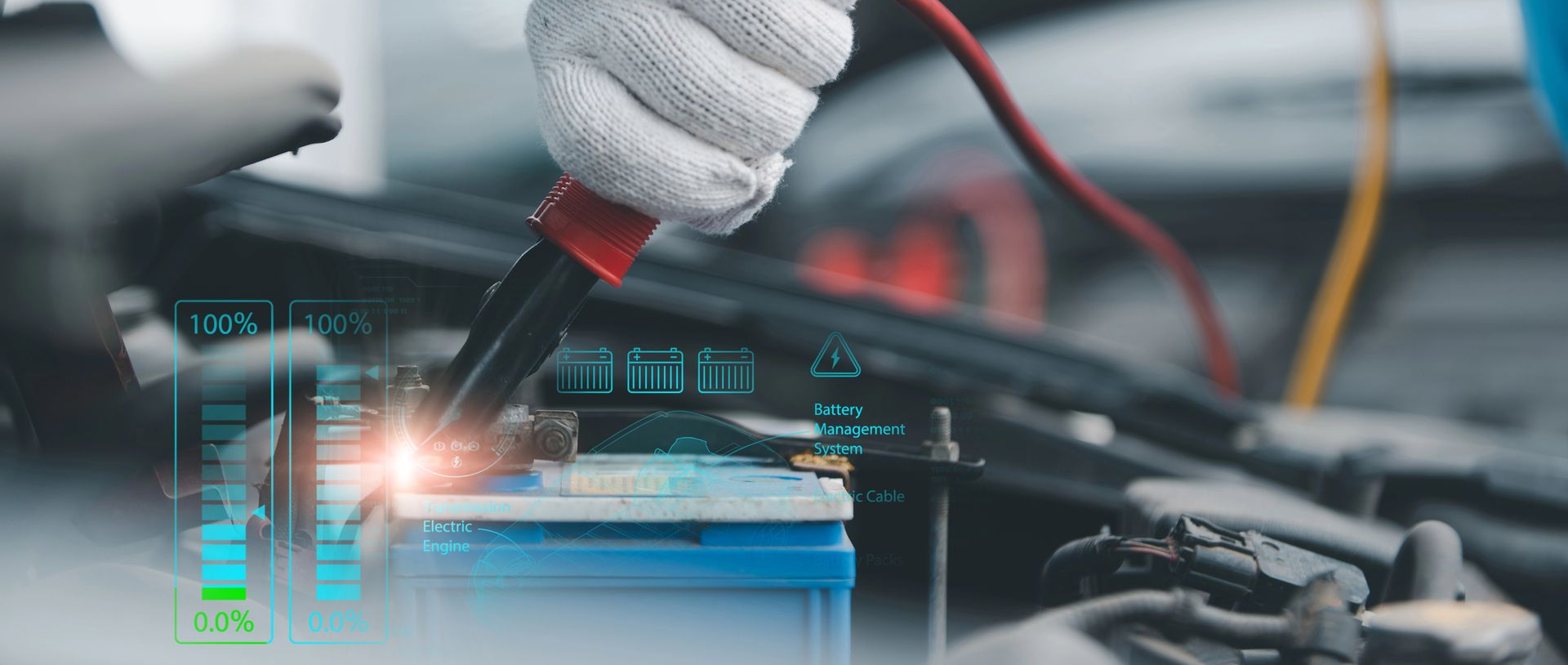 Un tecnico con i guanti utilizza un multimetro per testare una batteria auto