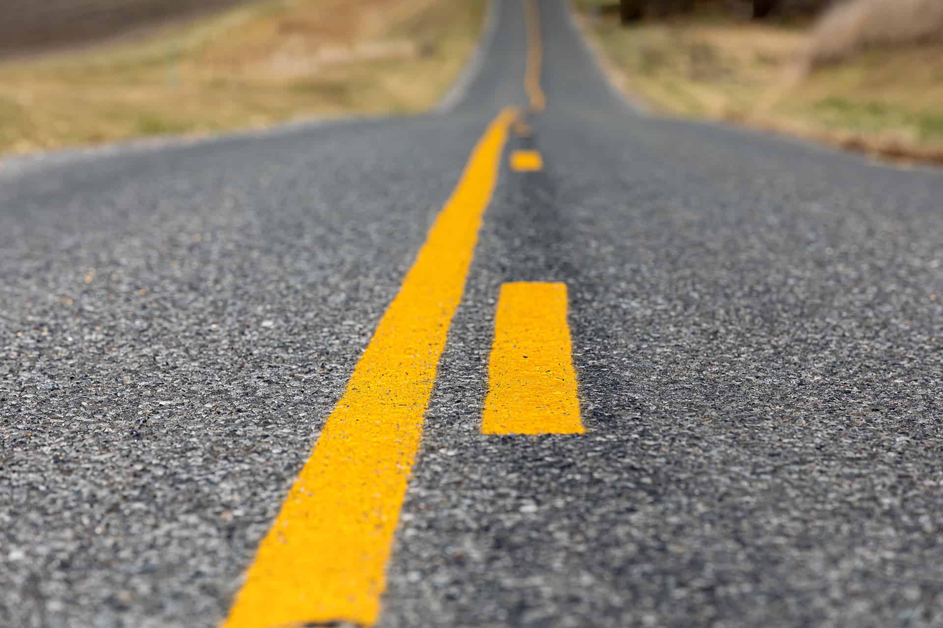 A highway with a split middle lane with asphalt striping in yellow near Lexington, Kentucky (KY)