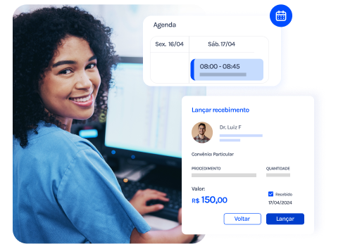 Uma mulher está sorrindo enquanto está sentada em frente ao computador.