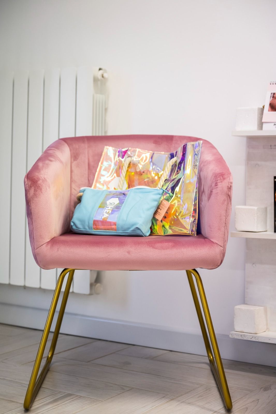 Una sedia in velluto rosa